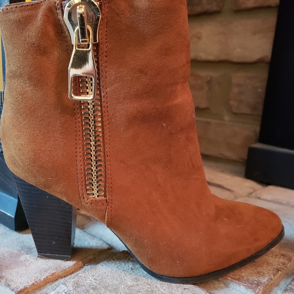 👢Express cognac micro faux suede ankle booties 7 - Picture 6 of 6